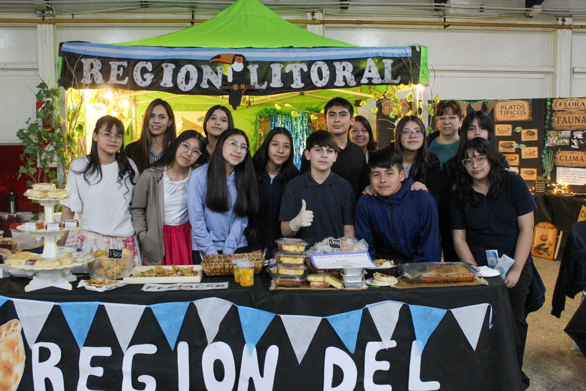 Realizaron la Feria de las Regiones Folclóricas organizada por el Colegio Santa Bárbara de Río Turbio