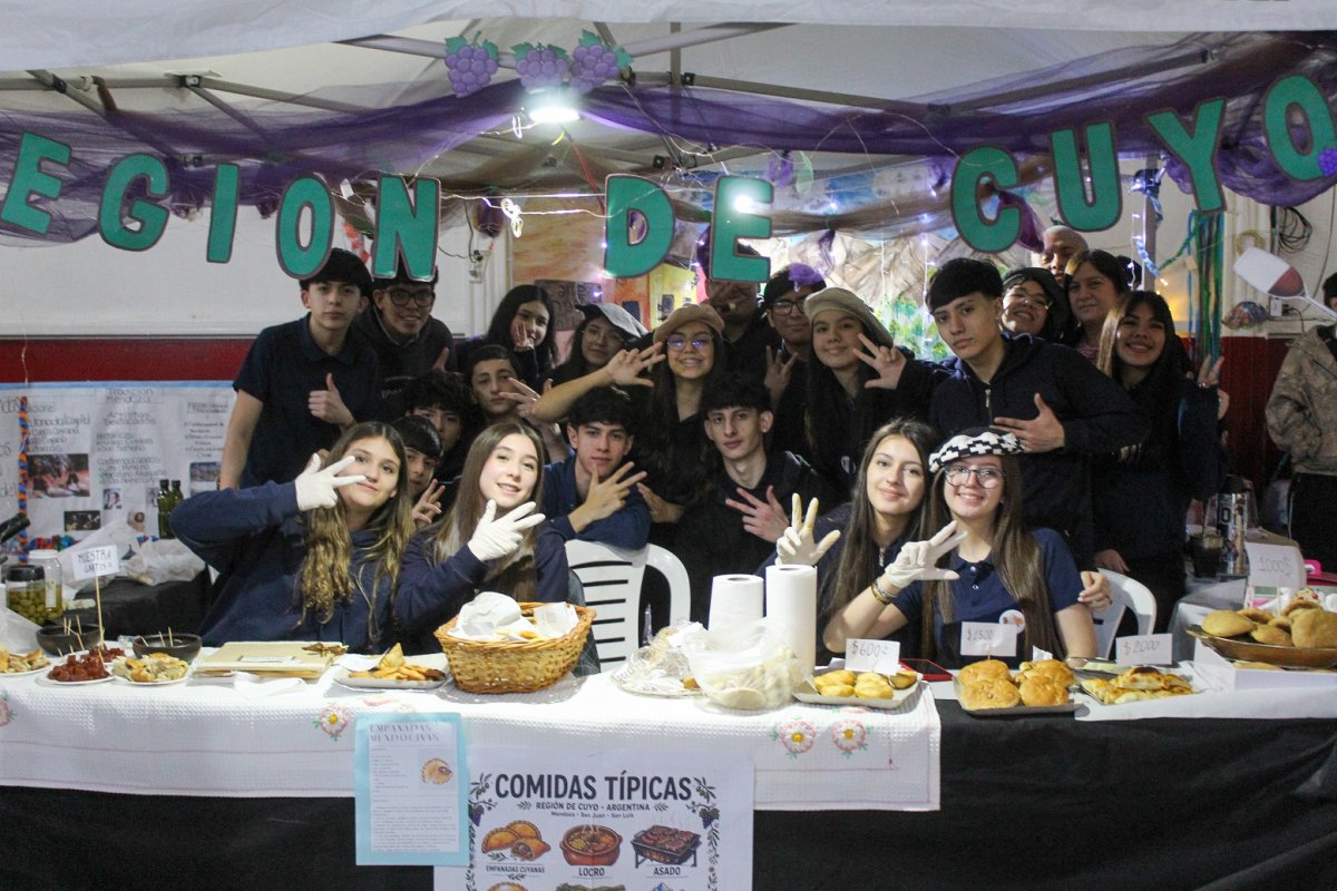Realizaron la Feria de las Regiones Folclóricas organizada por el Colegio Santa Bárbara de Río Turbio