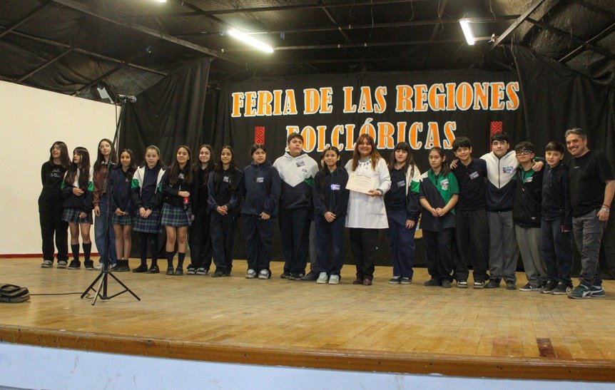 Realizaron la Feria de las Regiones Folclóricas organizada por el Colegio Santa Bárbara de Río Turbio