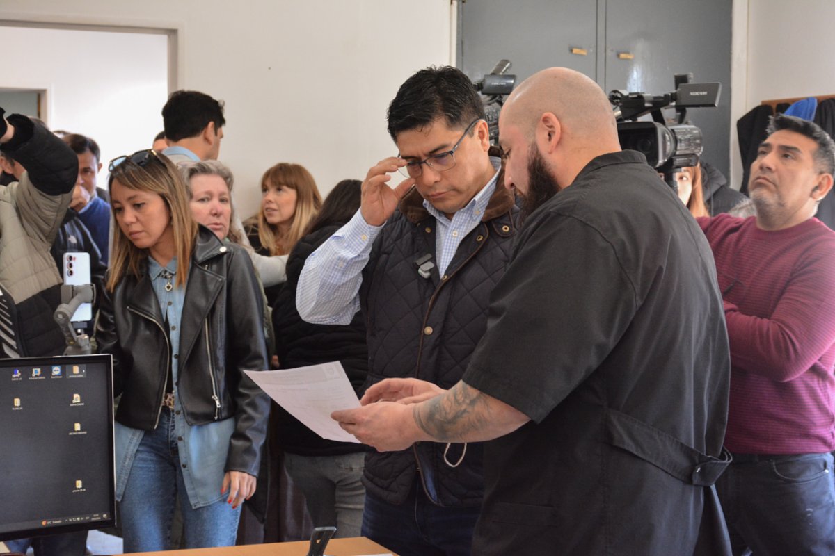 Macías detalló al gobernador Claudio Vidal los procesos de tratamiento de la lana.