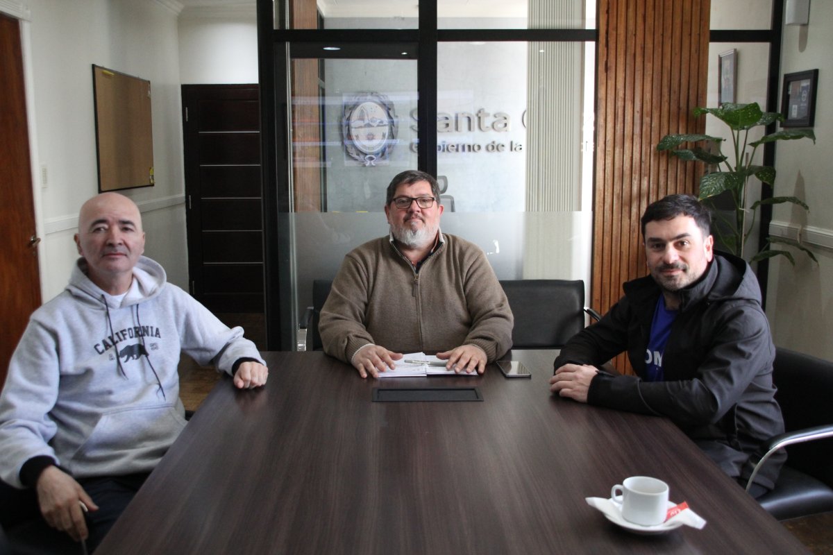 Ezequiel Verbes, ministro dea, Economía, e Infraestructura se reunió con los diputados Sebastián Aberastain y Luis Gallardo.
