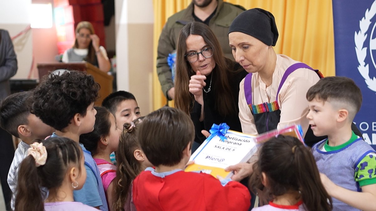Presentaron y entregaron libros para fortalecer la alfabetización inicial en Puerto Santa Cruz
