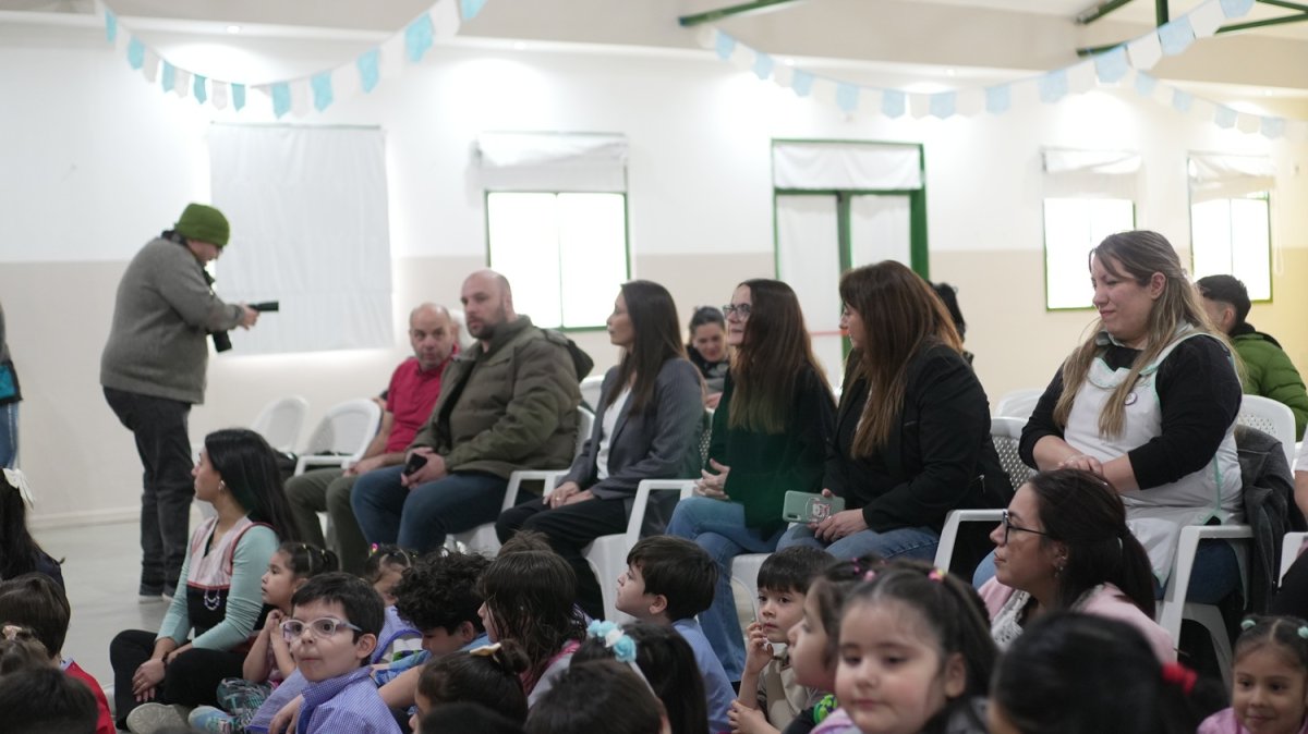 Presentaron y entregaron libros para fortalecer la alfabetización inicial en Puerto Santa Cruz