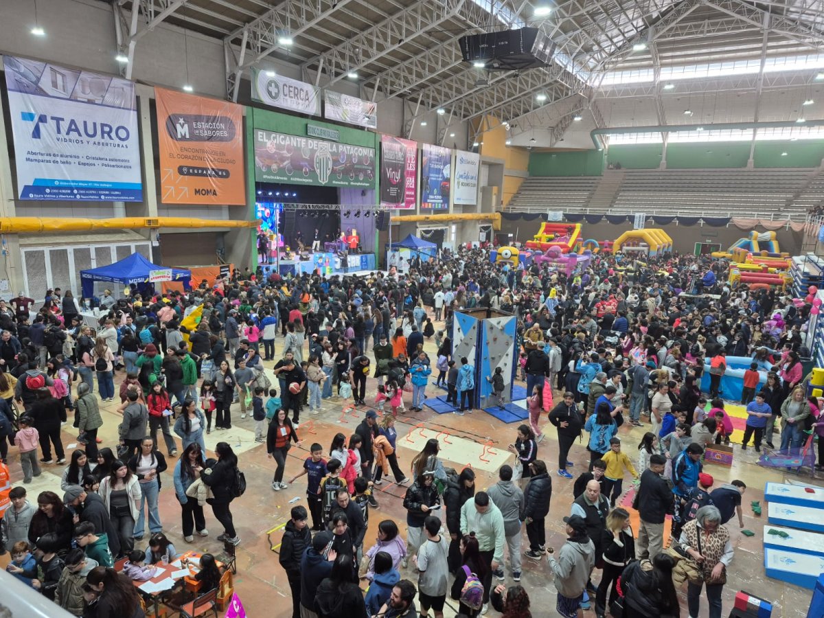 Cientos de familias disfrutan este domingo de Aike Jugar en el Boxing Club de Río Gallegos