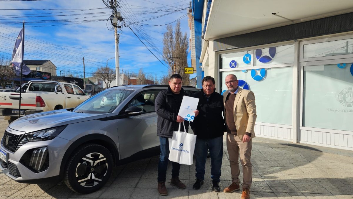 Lotería de Santa Cruz entregó al ganador  un Peugeot 2008 0 km