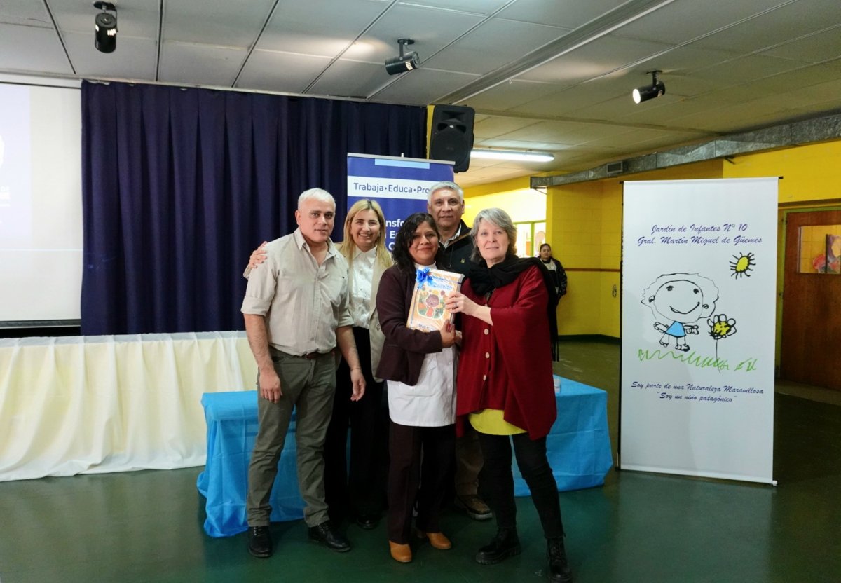 El Calafate: se presentaron y entregaron libros para fortalecer la alfabetización inicial
