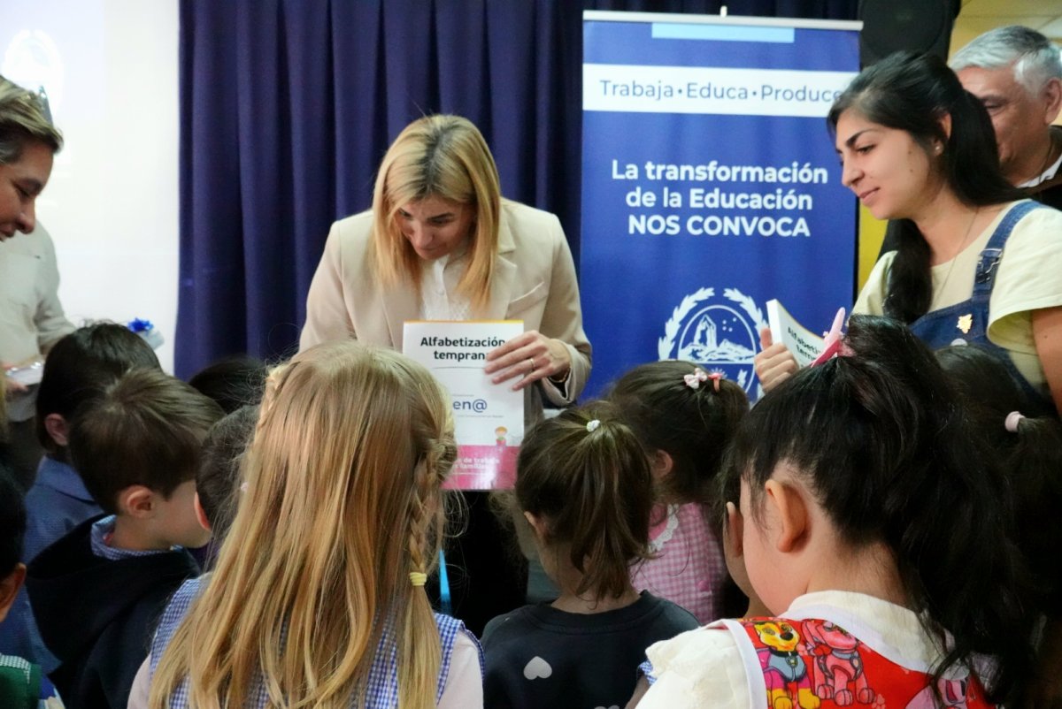 El Calafate: se presentaron y entregaron libros para fortalecer la alfabetización inicial