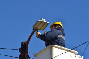  Continúan con la colocación y reemplazo de luminarias en diferentes sectores de la ciudad peritense