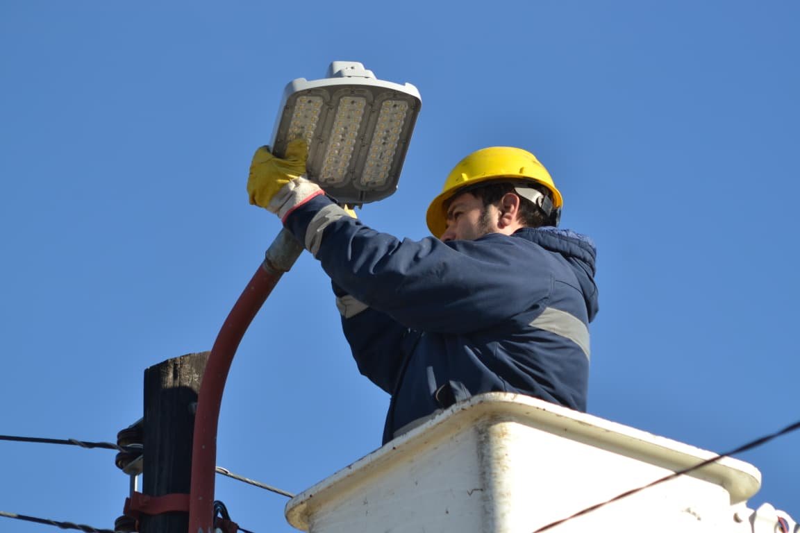Continúan con la colocación y reemplazo de luminarias en diferentes sectores de la ciudad perítense