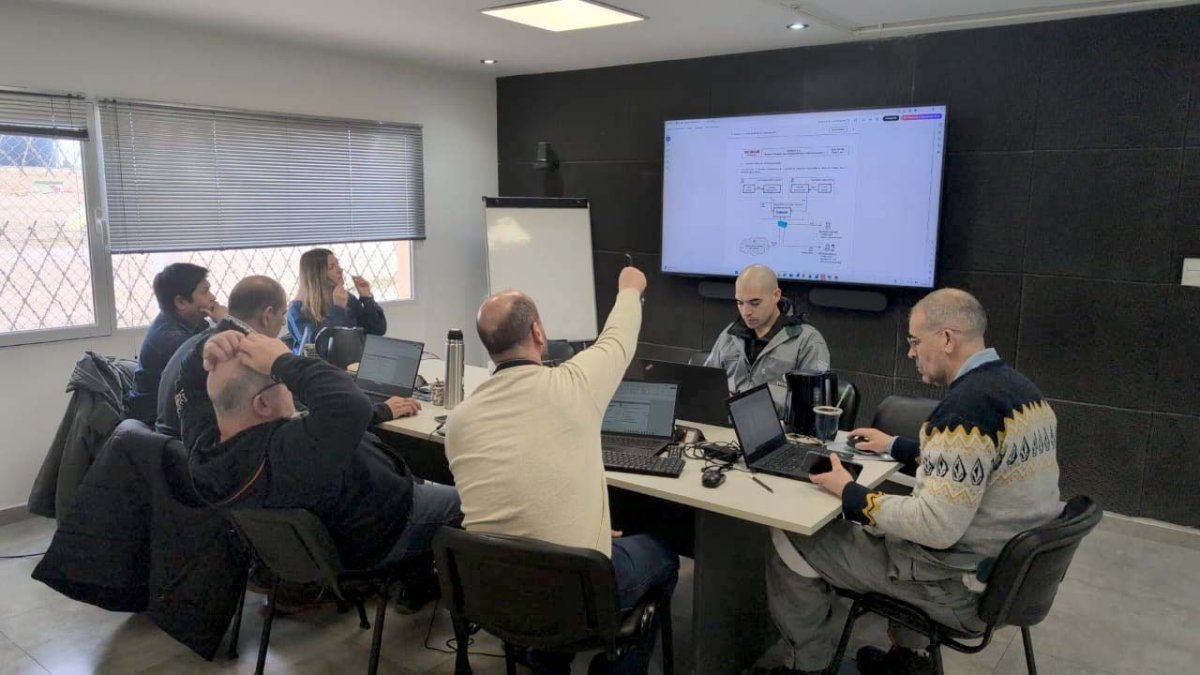 Representantes del Ministerio de Energía y Minería y de la UTN durante la reunión de trabajo desarrollada en la terminal de TERMAP, en Caleta Olivia.