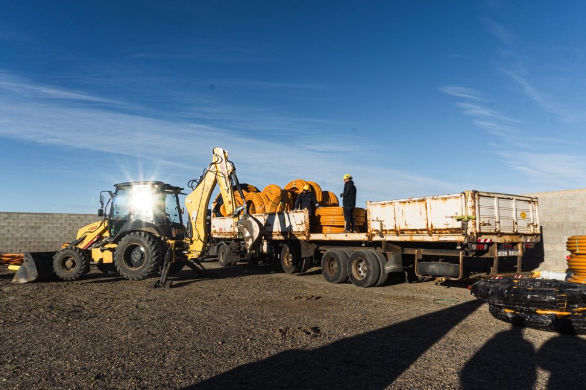 Distrigas S.A. entregó materiales para dar continuidad a la extensión de la red de gas en Caleta Olivia