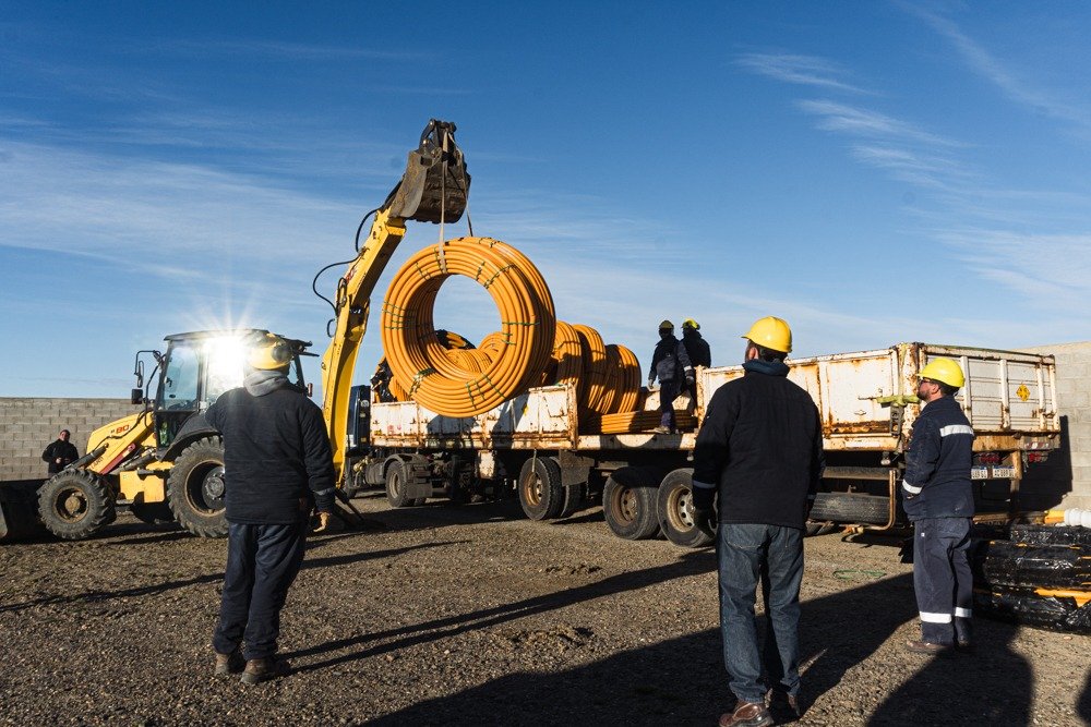 Distrigas S.A. entregó materiales para dar continuidad a la extensión de la red de gas en Caleta Olivia