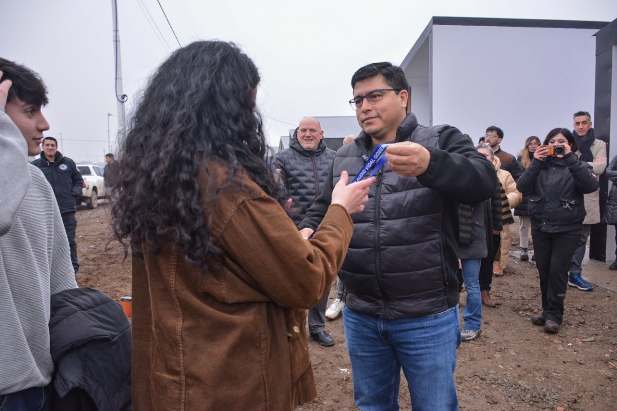 El gobernador Claudio Vidal entregó la llave de su vivienda a Lorena Muñoz.
