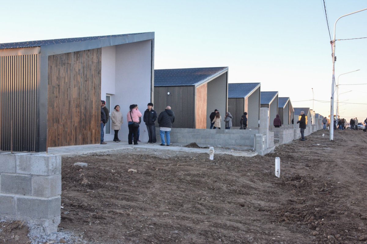 Después de más de 20 años de espera, familias de Río Gallegos cumplen el sueño de la casa propia