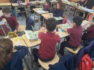 Entrega de libros en el Instituto María Auxiliadora de Río Gallegos