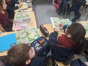 Entrega de libros en el Instituto María Auxiliadora de Río Gallegos