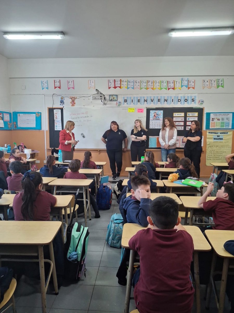 Entrega de libros en el Instituto María Auxiliadora de Río Gallegos