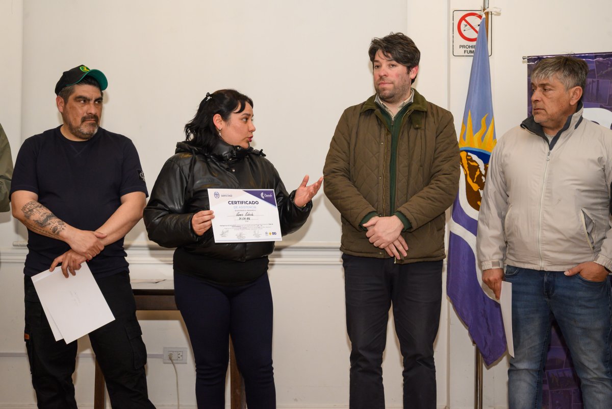 Río Gallegos: certifican a vecinos en capacitación de maquinaria pesada