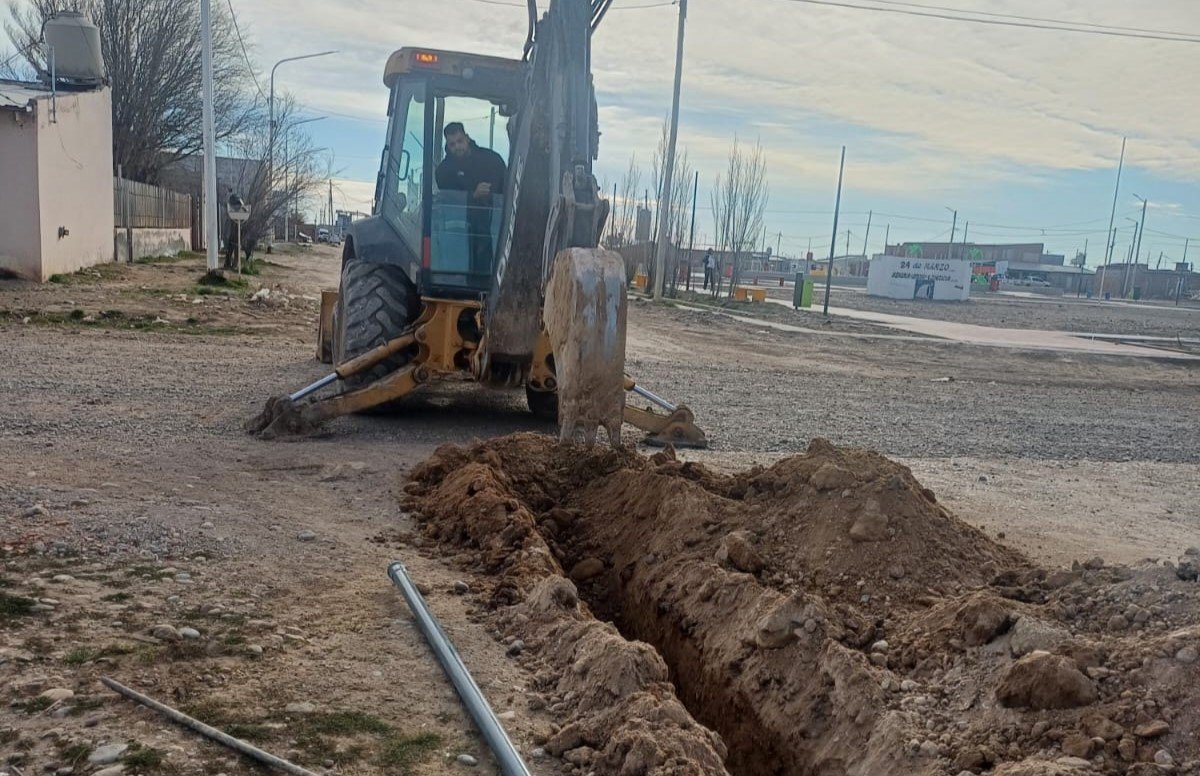 Servicios Públicos continúa con la ampliación de la red de agua potable en Pico Truncado