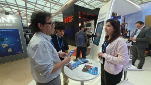 Cientos de personas recorren el stand de FOMICRUZ S.E. en el Argentina Mining Norte 2026 que se desarrolla en Salta 