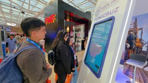 Cientos de personas recorren el stand de FOMICRUZ S.E. en el Argentina Mining Norte 2026 que se desarrolla en Salta 