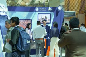 Cientos de personas recorren el stand de FOMICRUZ S.E. en el Argentina Mining Norte 2026 que se desarrolla en Salta 