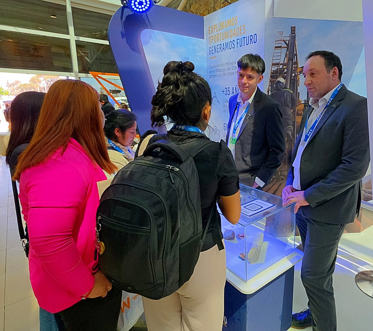 Cientos de personas recorren el stand de FOMICRUZ S.E. en el Argentina Mining Norte 2026 que se desarrolla en Salta