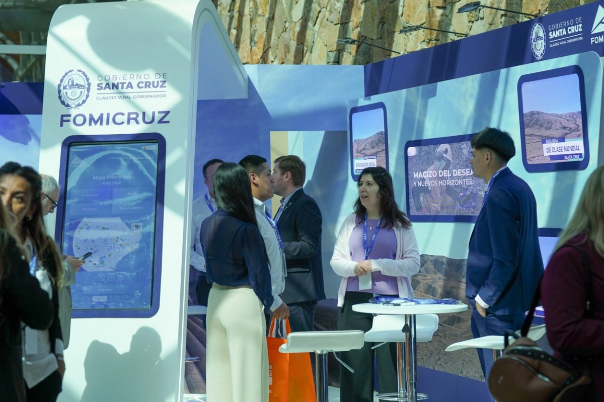 Cientos de personas recorren el stand de FOMICRUZ S.E. en el Argentina Mining Norte 2026 que se desarrolla en Salta