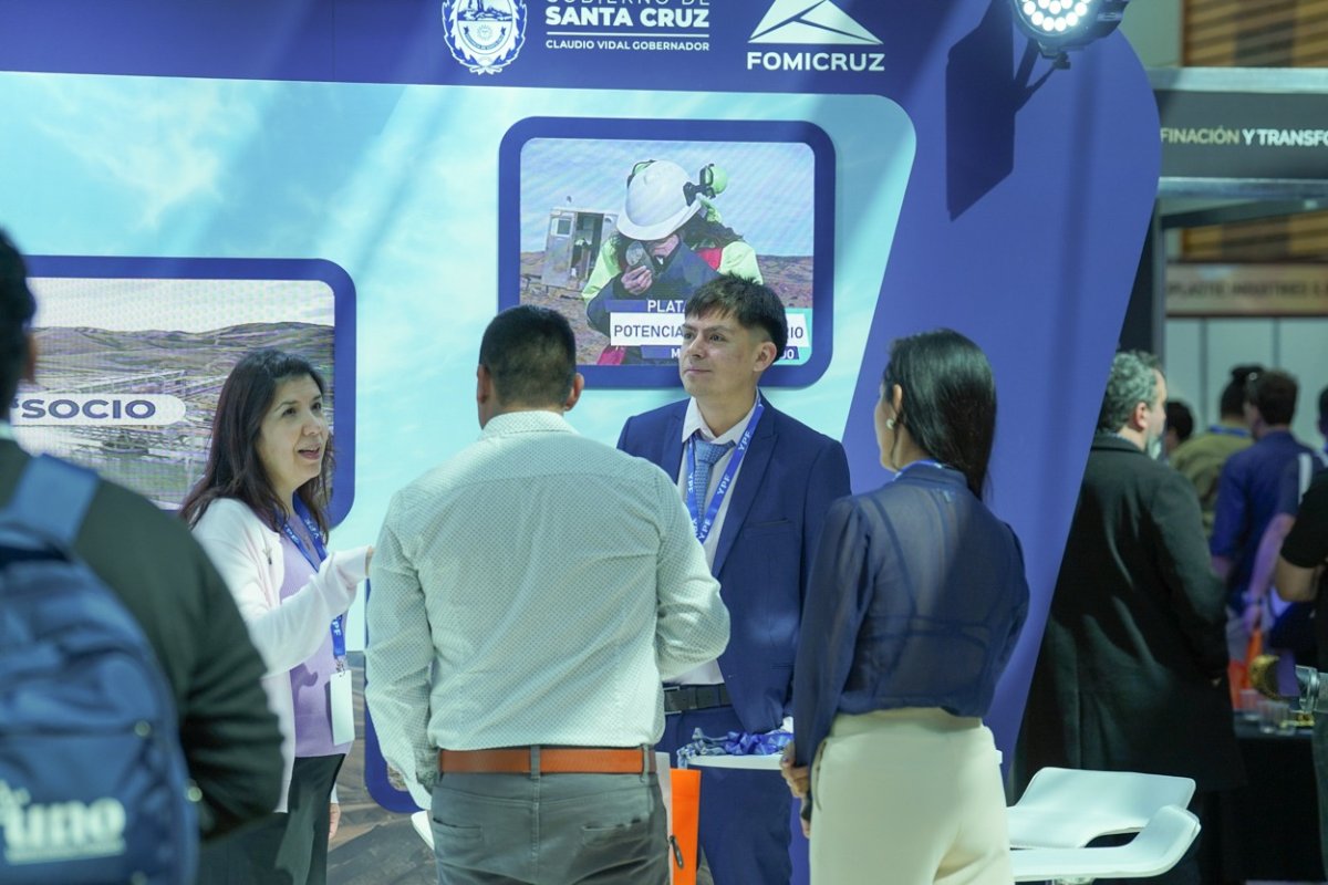 Cientos de personas recorren el stand de FOMICRUZ S.E. en el Argentina Mining Norte 2026 que se desarrolla en Salta