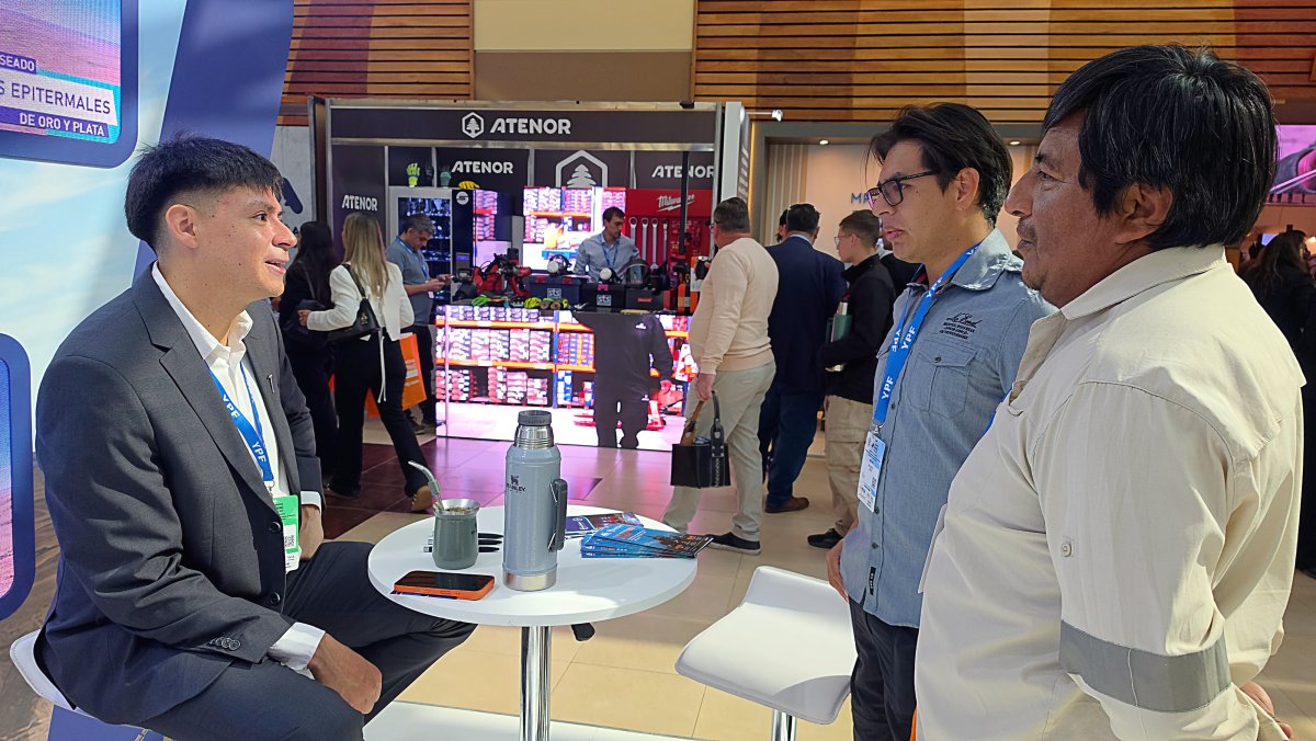 Cientos de personas recorren el stand de FOMICRUZ S.E. en el Argentina Mining Norte 2026 que se desarrolla en Salta