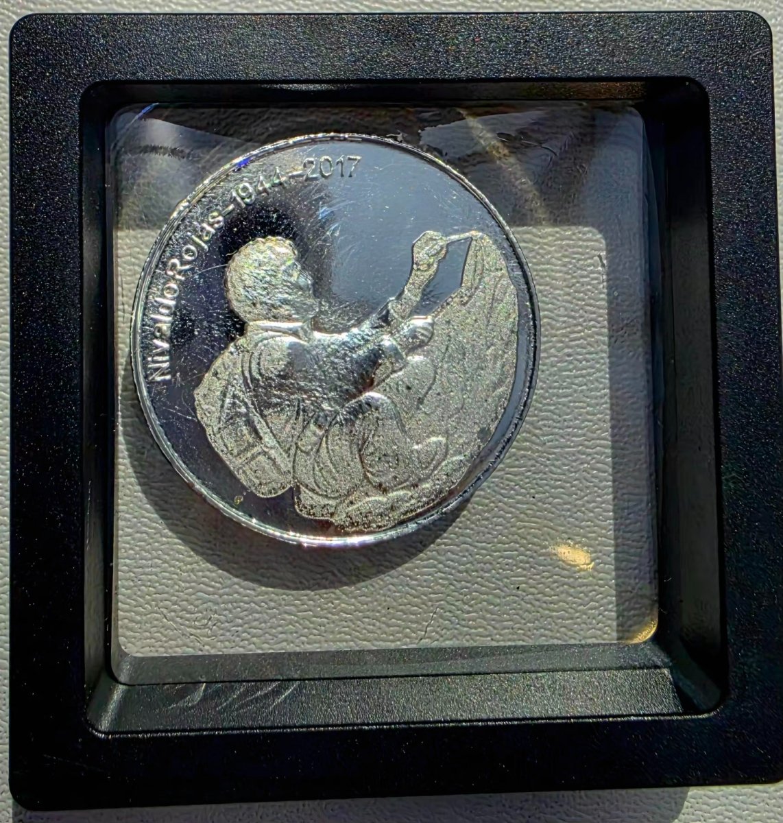 Moneda de plata para el gobernador, Claudio Vidal.