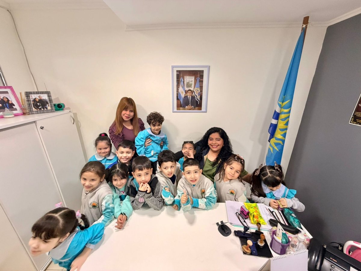El Registro Civil de Caleta Olivia recibió a niños y niñas del Jardín N° 28 “Antukelen” en una jornada por el derecho a la identidad