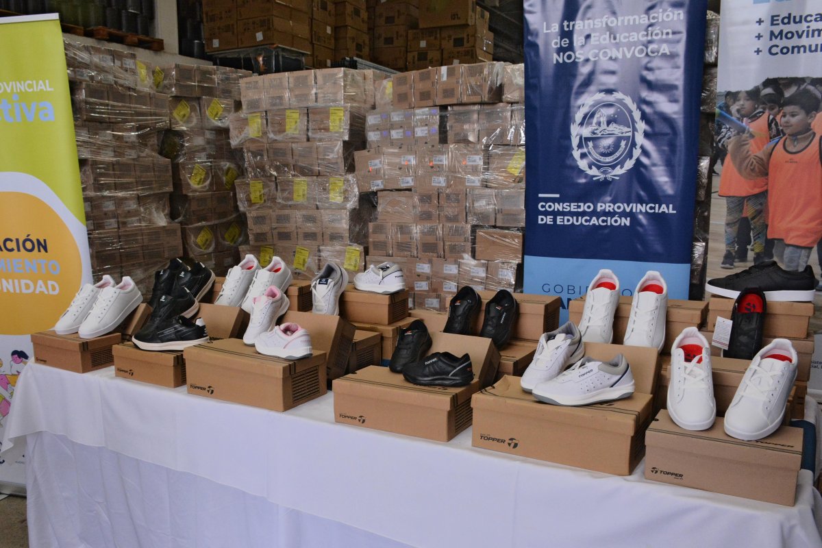 Santa Cruz inicia en Las Heras la entrega de miles de zapatillas para estudiantes de escuelas públicas
