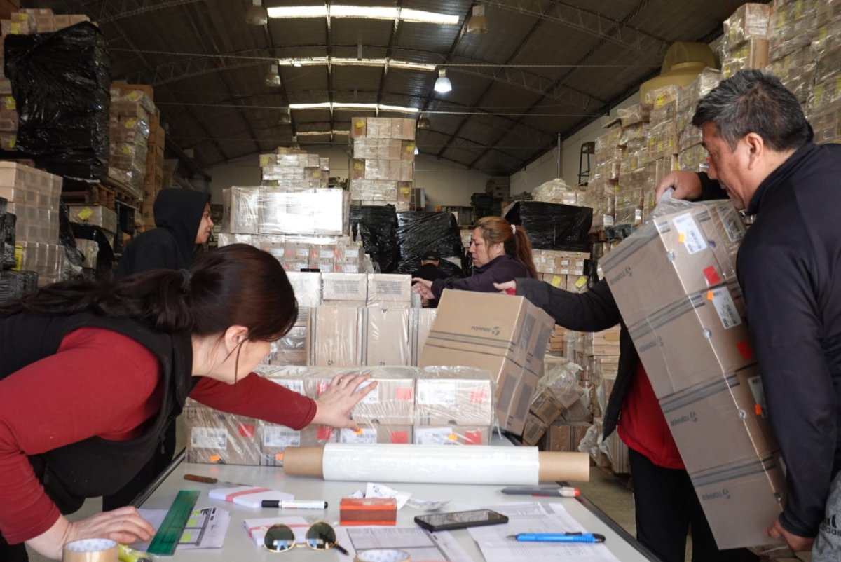 Santa Cruz inicia en Las Heras la entrega de miles de zapatillas para estudiantes de escuelas públicas