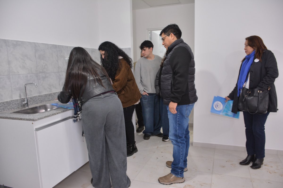 “Las obras se comienzan y las obras se terminan”: Vidal continúa entregando viviendas a familias que esperaron más de 20 años