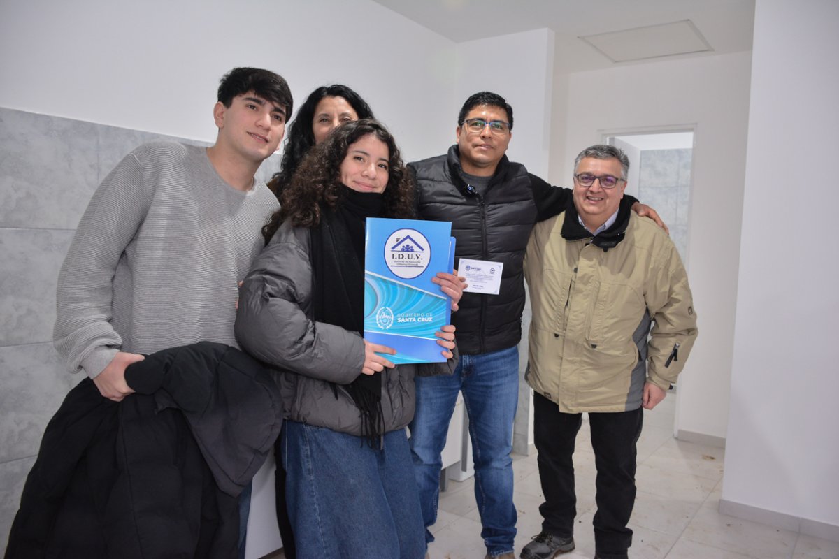 “Las obras se comienzan y las obras se terminan”: Vidal continúa entregando viviendas a familias que esperaron más de 20 años