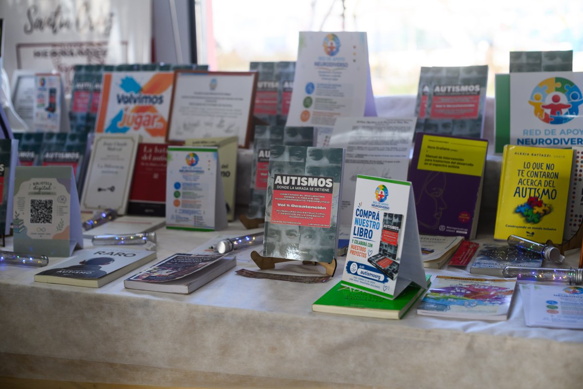 Autismo en la adultez: NeuroDiverso presentó un libro y sus proyectos en la Feria Provincial del Libro