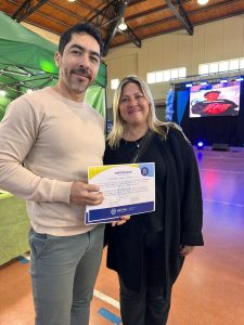 Boggio entregó certificados a agentes públicos durante Viva Barrio en Puerto Deseado