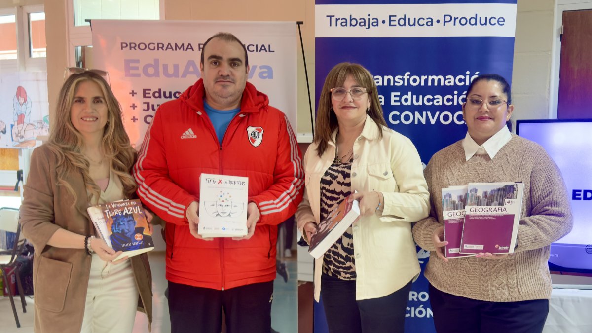 Entregaron material bibliográfico para Educación de Jóvenes y Adultos en Puerto Deseado