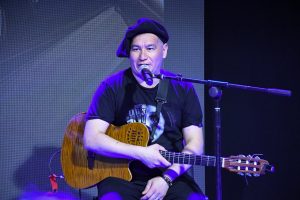 Franco “Cala” Gallardo emocionó con su música patagónica en el Pabellón Historia