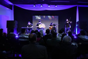Franco “Cala” Gallardo emocionó con su música patagónica en el Pabellón Historia