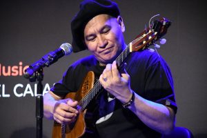 Franco “Cala” Gallardo emocionó con su música patagónica en el Pabellón Historia
