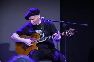 Franco “Cala” Gallardo emocionó con su música patagónica en el Pabellón Historia