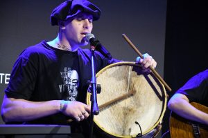 Franco “Cala” Gallardo emocionó con su música patagónica en el Pabellón Historia