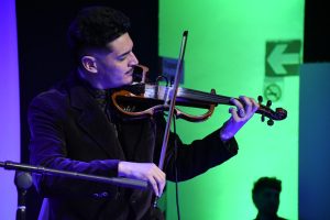 Franco “Cala” Gallardo emocionó con su música patagónica en el Pabellón Historia