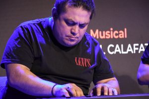 Franco “Cala” Gallardo emocionó con su música patagónica en el Pabellón Historia