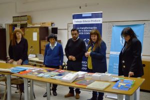 Refuerzan la alfabetización mediante la entrega de material bibliográfico a EPJAS de Río Gallegos