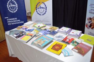 Refuerzan la alfabetización mediante la entrega de material bibliográfico a EPJAS de Río Gallegos