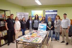 Refuerzan la alfabetización mediante la entrega de material bibliográfico a EPJAS de Río Gallegos