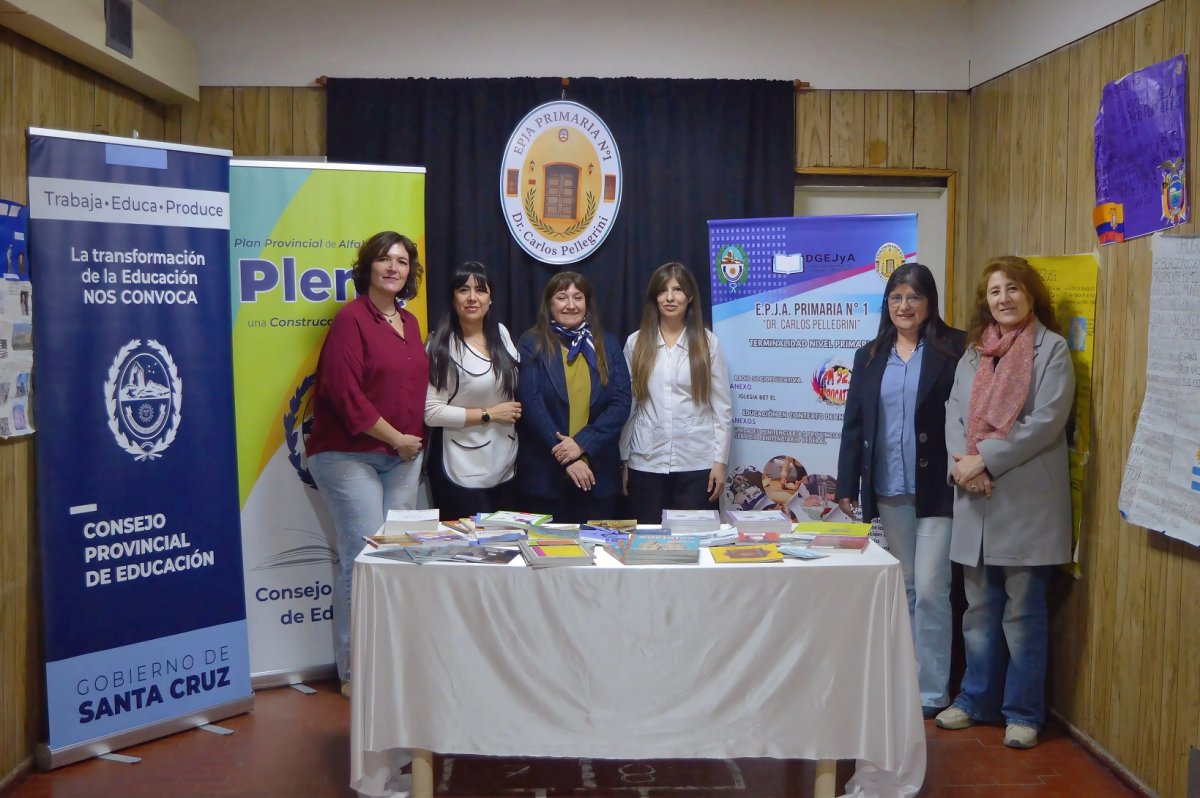 Refuerzan la alfabetización mediante la entrega de material bibliográfico a EPJAS de Río Gallegos